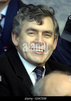 Großbritanniens Schatzkanzler Gordon Brown beim Spiel Raith Rovers gegen Stirling in Kirkcaldy, Samstag, 14. Januar 2006. Mr Brown war bei Raith Rovers Gala-Tag mit einer Reihe von Prominenten dabei, um einen Fan-Buyout des Clubs zu markieren. Siehe PA Story SPORT Brown. DRÜCKEN Sie VERBANDSFOTO. Bildnachweis sollte lauten: Danny Lawson /PA. Stockfoto