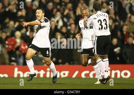 Fulham's Steed Malbranque (L) feiert Torreigen gegen Newcastle United mit (LtoR) Collins John und Niclas Jensen während des Barclays Premiership Spiels im Craven Cottage, London, Samstag, 14. Januar 2006. DRÜCKEN Sie VERBANDSFOTO. Bildnachweis sollte lauten: Chris Young/PA Stockfoto