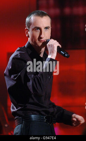 Andy Whyment tritt am Samstag, den 14. Januar 2006, in den Granada Television Studios in Manchester beim Finale von Soapstar Superstar Live auf. DRÜCKEN SIE VERBANDSFOTO. Bildnachweis sollte lauten: Steve Parsons/PA. Stockfoto