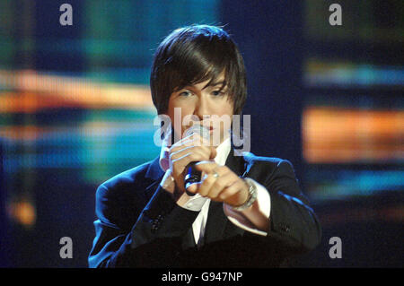 Richard Fleeshman tritt beim Finale von Soapstar Superstar Live am Samstag, 14. Januar 2006 im Granada Television Studio in Manchester auf. DRÜCKEN Sie VERBANDSFOTO. Foto Kredit sollte lauten: Steve Parsons/PA. Stockfoto