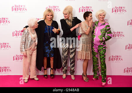 (links nach rechts) June Whitfield, Jennifer Saunders, Joanna Lumley, Julia Sawalha und Jane Horrocks besucht die Weltpremiere des absolut fabelhafte The Movie im Odeon-Kino am Leicester Square in London statt. Stockfoto