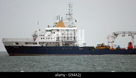 Meer retten: Die aufgehende Sonne angeln Boot sitzt an Bord der Granuaile Bergung Schiff, Dienstag, 7. Februar 2006, nach dem Taucher durch die Nacht gearbeitet, um das Wrack, die sechs Meilen von Kilmore Quay in Wexford im Dezember 2005 sank zu erholen. Die Lobster Boat, der im vergangenen November mit dem Verlust von zwei Besatzungsmitgliedern sank, ist in der Nähe von Rosslare Hafen übernommen, die mit dem irischen Lichter Schiff der Granuaile, wo es über Nacht gehalten wird. Siehe Meer retten. PRESS ASSOCIATION Foto. Photo Credit: Niall Carson/PA Stockfoto