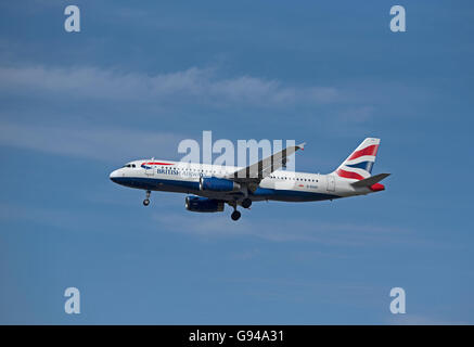 British Airways Airbus 320-232 Registrierung G-EUU kommen zum Flughafen London Heathrow.  SCO 10.456. Stockfoto