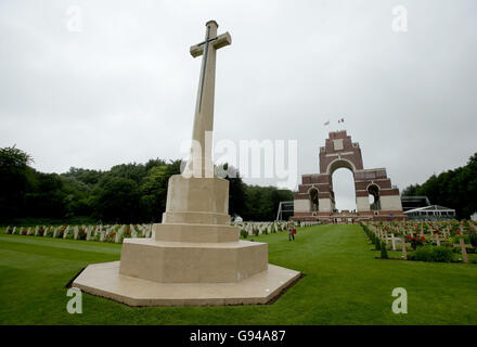 Ein Überblick über das Überqueren der Opfer, vor dem Gedenken an den hundertsten Jahrestag der Schlacht an der Somme bei der Commonwealth War Graves Kommission Thiepval Memorial in Thiepval, Frankreich, wo 70.000 britischen und Commonwealth-Soldaten mit kein bekanntes Grab gedacht sind. Stockfoto