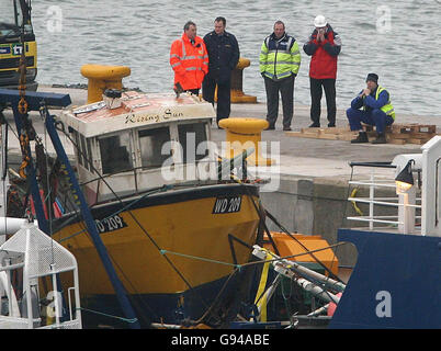 Das Fischerboot Rising Sun sitzt am Dienstag, den 7. Februar 2006, an Bord des Granuaile Bergungsschiffs, nachdem Taucher die Nacht durchgemacht hatten, um das Wrack zu Bergen, das im Dezember 2005 sechs Meilen von Kilmore Quay in Wexford versank. Das Hummerboot, das im November letzten Jahres mit dem Verlust von zwei Besatzungen versank, wird von dem Irish Lights Schiff Granuaile in die Nähe des Hafens Rosslare gebracht, wo es über Nacht gehalten wird. Siehe MEERESRAUB. DRÜCKEN Sie VERBANDSFOTO. Bildnachweis sollte lauten: Niall Carson/PA Stockfoto