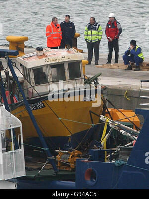 Meer retten: Die aufgehende Sonne angeln Boot sitzt an Bord der Granuaile Bergung Schiff, Dienstag, 7. Februar 2006, nach dem Taucher durch die Nacht gearbeitet, um das Wrack, die sechs Meilen von Kilmore Quay in Wexford im Dezember 2005 sank zu erholen. Die Lobster Boat, der im vergangenen November mit dem Verlust von zwei Besatzungsmitgliedern sank, ist in der Nähe von Rosslare Hafen übernommen, die mit dem irischen Lichter Schiff der Granuaile, wo es über Nacht gehalten wird. Siehe Meer retten. PRESS ASSOCIATION Foto. Photo Credit: Niall Carson/PA Stockfoto