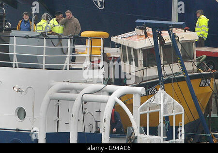 Das Fischerboot Rising Sun sitzt am Dienstag, den 7. Februar 2006, an Bord des Granuaile Bergungsschiffs, nachdem Taucher die Nacht durchgemacht hatten, um das Wrack zu Bergen, das im Dezember 2005 sechs Meilen von Kilmore Quay in Wexford versank. Das Hummerboot, das im November letzten Jahres mit dem Verlust von zwei Besatzungen versank, wird von dem Irish Lights Schiff Granuaile in die Nähe des Hafens Rosslare gebracht, wo es über Nacht gehalten wird. Siehe MEERESRAUB. DRÜCKEN Sie VERBANDSFOTO. Bildnachweis sollte lauten: Niall Carson/PA Stockfoto