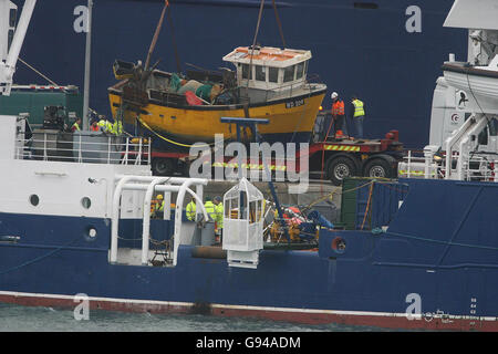 Meer retten: Die aufgehende Sonne angeln Boot sitzt an Bord der Granuaile Bergung Schiff, Dienstag, 7. Februar 2006, nach dem Taucher durch die Nacht gearbeitet, um das Wrack, die sechs Meilen von Kilmore Quay in Wexford im Dezember 2005 sank zu erholen. Die Lobster Boat, der im vergangenen November mit dem Verlust von zwei Besatzungsmitgliedern sank, ist in der Nähe von Rosslare Hafen übernommen, die mit dem irischen Lichter Schiff der Granuaile, wo es über Nacht gehalten wird. Siehe Meer retten. PRESS ASSOCIATION Foto. Photo Credit: Niall Carson/PA Stockfoto