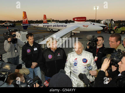 Sir Richard Branson (Mitte links) und Steve Fossett (Mitte rechts) sprechen mit den Medien auf der Start- und Landebahn im Kennedy Space Center der NASA, Florida, Dienstag, den 7. Februar 2006. Fossetts Angebot, im Virgin Atlantic GlobalFlyer II (hinten) einen Rekord für den längsten Flug aller Zeiten zu stellen, wurde heute Morgen aufgrund eines Kraftstofflecks und schlechter Windbedingungen abgesagt. Siehe PA Story AIR GlobalFlyer. DRÜCKEN SIE VERBANDSFOTO. Bildnachweis sollte lauten: Matthew Fearn/PA Stockfoto