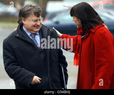 Der Vorsitzende der Labour Party, Ian McCartney, und die Labour-Kandidatin Catherine Stihler vor der Vertriebseinheit Wincanton Sommerfield in Dunfermline, am Dienstag, den 7. Februar 2006, vor den Nachwahlen in Dunfermline und West Fife am Donnerstag. Siehe PA Geschichte SCHOTTLAND besucht. DRÜCKEN SIE VERBANDSFOTO. Der Bildnachweis sollte lauten: Danny Lawson/PA. Stockfoto