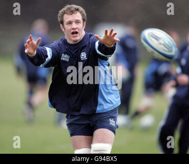 Schottlands Jason White während einer Trainingseinheit in Murrayfield, Edinburgh, Dienstag, 7. Februar 2006, vor ihrem RBS 6 Nations Spiel gegen Wales am Sonntag. DRÜCKEN Sie VERBANDSFOTO. Bildnachweis sollte lauten: Steve Welsh/PA. Stockfoto