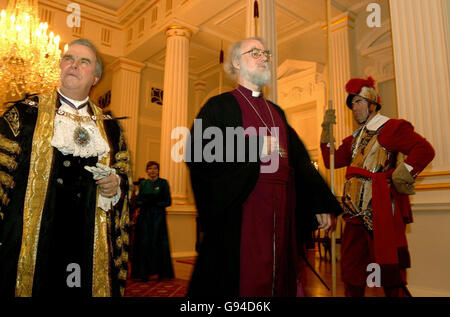 Der Oberbürgermeister der Stadt London David Brewer geht mit dem Erzbischof von Canterbury Dr. Rowan Williams (rechts) in die Ägyptische Halle im Herrenhaus der Stadt London, wo der Bürgermeister am Dienstag, den 7. Februar 2006, ein Abendessen für die Erzbischöfe und Bischöfe hielt. DRÜCKEN Sie VERBANDSFOTO. Das Foto sollte lauten: John Stillwell/PA Stockfoto