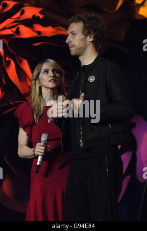 Madonna auf der Bühne mit Coldplay-Sänger Chris Martin, als sie ihre Auszeichnung für das beste britische Album, bei den Brit Awards 2006, in Earls Court, West London, Mittwoch, 15. Februar 2006. Siehe PA Story SHOWBIZ Brits. DRÜCKEN Sie VERBANDSFOTO. Bildnachweis sollte lauten: Yui Mok/PA Stockfoto