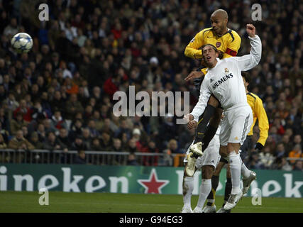 Thierry Henry von Arsenal (oben) steigt über Real Madrids Ramos Sergio, um während des UEFA Champions League-Spiels im Santiago Bernabeu, Madrid, Spanien, Dienstag, 21. Februar 2006 einen Titel weit zu setzen. DRÜCKEN Sie VERBANDSFOTO. Bildnachweis sollte lauten: Nick Potts/PA. Stockfoto