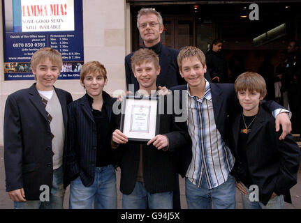 Stephen Daldrey (hinten) mit (von links nach rechts) Liam Mower, Leon Cooke, George Maguire, James Lomas und Travis Yates, die alle als Billy Elliot (auf Rota-Basis) auftreten. Billy Elliot gewann den Preis für das beste Musical bei den Critics Circle Theatre Awards, die am Dienstag, den 31. Januar 2006, im Prince of Wales Theatre im Zentrum von London bei den Critics Circle Theatre Awards verliehen wurden. DRÜCKEN SIE VERBANDSFOTO. Der Bildnachweis sollte lauten: Ian West/PA Stockfoto