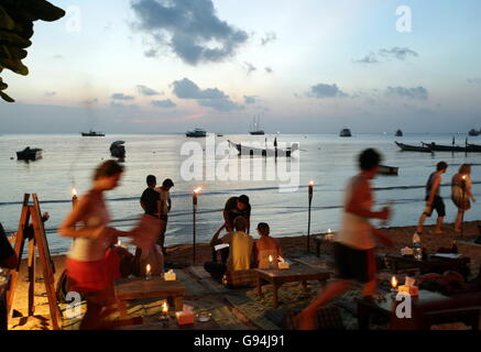 ein Restaurant am Strand von Hat Sai Ri auf Thel Ko Tao Insel im Golf von Thailand im Südosten von Thailand in Southeasta Stockfoto