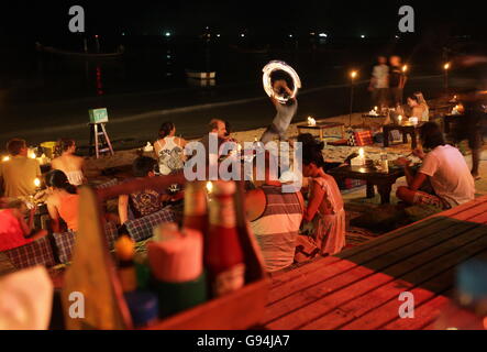 ein Restaurant am Strand von Hat Sai Ri auf Thel Ko Tao Insel im Golf von Thailand im Südosten von Thailand in Southeasta Stockfoto