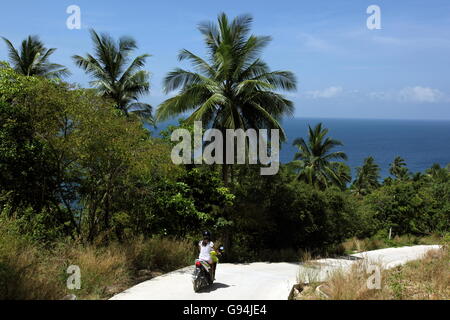 eine Straße auf der Koh Tao Insel im Golf von Thailand im Südosten von Thailand in Südostasien. Stockfoto