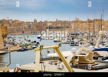 IValletta, Malta - 7. Mai 2017: In der Bucht The Grand Harbor Dreistadt von Valletta, Birgu und Senglea auf der Insel Malta Stockfoto