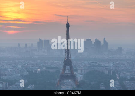 Luftaufnahme von Paris bei Sonnenuntergang. Stockfoto