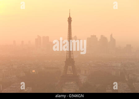 Luftaufnahme von Paris bei Sonnenuntergang. Stockfoto