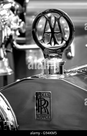 AA Abzeichen auf der Vorderseite ein Rolls-Royce Silver Ghost & schwarz-weiß Stockfoto