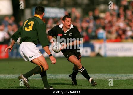 Rugby Union - Tri Nations Series - Neuseeland - Südafrika. Der Neuseeländer Walter Little (rechts) sucht nach einem Pass, als er mit dem Südafrikaner Andre Snyman konfrontiert wird (links) Stockfoto