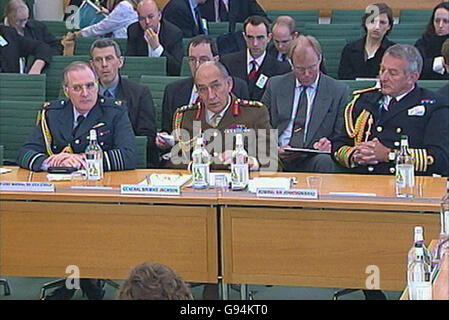 (L-R) Air Chief Marshal Sir Jock Stirrup GCB, Chief of the Air Staff, General Sir Mike Jackson GCB CBE und Chief of the General Staff und Admiral Sir Jonathan Band KCB, First Sea Lord and Chief of the Naval Staff at House of Commons Select Committee on the Armed Forces Bill, London, Donnerstag, 9. Februar 2006. DRÜCKEN Sie VERBANDSFOTO. Bildnachweis sollte lauten: PA Stockfoto