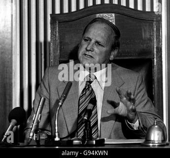 Englands neuer Manager Ron Greenwood während seiner ersten Pressekonferenz beim FA im Londoner Lancaster Gate. Stockfoto