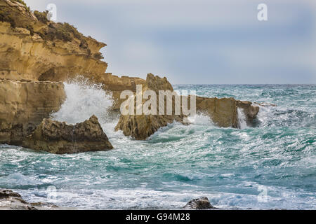 Felsiger Küste gebildet Il-Kalanka Bay. Die Insel Malta. Stockfoto