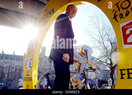 Der Bürgermeister von London, Ken Livingstone, posiert für Fotografen nach einer Pressekonferenz im Londoner Queen Elizabeth II Konferenzzentrum am Donnerstag, den 9. Februar 2006. Im Juli 2007 wird London Gastgeber der ersten Etappe der Tour de France sein. DRÜCKEN SIE VERBANDSFOTO. Der Bildnachweis sollte lauten: Sean Dempsey/PA. Stockfoto