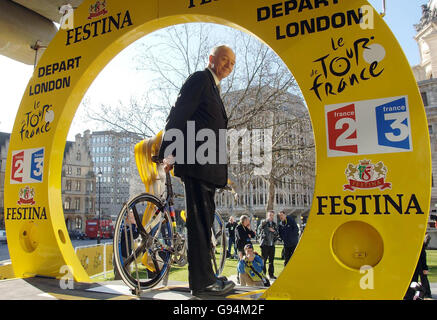 Der Bürgermeister von London, Ken Livingstone, posiert für Fotografen nach einer Pressekonferenz im Londoner Queen Elizabeth II Konferenzzentrum am Donnerstag, den 9. Februar 2006. Im Juli 2007 wird London Gastgeber der ersten Etappe der Tour de France sein. DRÜCKEN SIE VERBANDSFOTO. Der Bildnachweis sollte lauten: Sean Dempsey/PA. Stockfoto