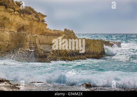 Felsiger Küste gebildet Il-Kalanka Bay. Die Insel Malta. Stockfoto