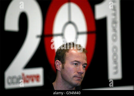 Alan Shearer von Newcastle United während einer Fotoanlassung, bei der er am Donnerstag, den 9. Februar 2006, ein Paar gestickter Umbro Speciali 201-Stiefel im Belmont Industrial Estate, Durham, zu einem Gedenken überreicht wurde. Shearer brach Jackie Milburns 200-Tore-Rekord in Newcastle, als er am Samstag bei der Niederlage von Portsmouth im Jahr 2-0 erzielte. DRÜCKEN SIE VERBANDSFOTO. Das Foto sollte lauten: John Giles/PA. Stockfoto