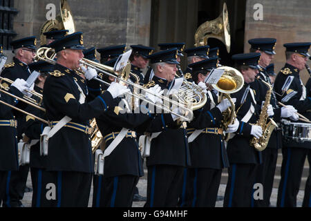 AMSTERDAM - 30 APR militärische Blaskapelle auf dem königlichen Palast am Dam Platz, während der Einweihung von König Willem-Alexander Stockfoto