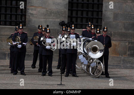 AMSTERDAM - 30 APR militärische Blaskapelle auf dem königlichen Palast am Dam Platz, während der Einweihung von König Willem-Alexander im Ams Stockfoto