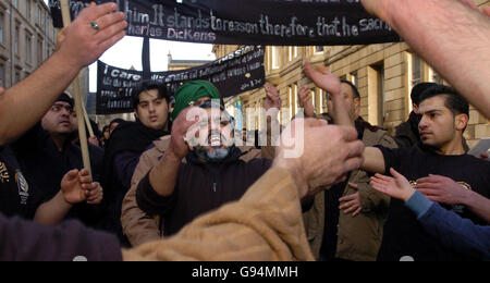 Hunderte von Muslimen nehmen an einem jährlichen marsch durch die Straßen von Glasgow Teil, um den Tod des Enkels des Propheten Mohammed zu markieren, Donnerstag, den 9. Februar 2005. Die Prozession erinnert an einen der heiligsten Tage der Insel Ashura. DRÜCKEN Sie VERBANDSFOTO. Bildnachweis sollte lauten: Danny Lawson /PA Stockfoto