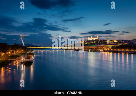 Abends Blick auf Bratislava, der Hauptstadt der Slowakei. Vorsitz des Rates der Europäischen Union - Slowakei (Jul-Dez 20 Stockfoto