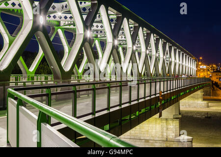 Abends Blick auf ein Detail der rekonstruierten alten Brücke in Bratislava, Slowakei. Stockfoto