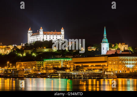 Abends Blick auf Bratislava, der Hauptstadt der Slowakei. Vorsitz des Rates der Europäischen Union - Slowakei (Jul-Dez 20 Stockfoto