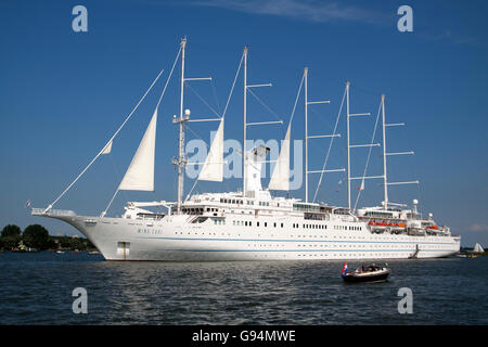 AMSTERDAM, THE NETHERLANDS, 20 AUGUST 2015 Cruisship The Wind Surf (Bahamas) modernen Segeln in Ijhaven port.during verankert Stockfoto