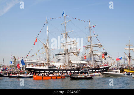 AMSTERDAM, Niederlande, 20. August 2015 Überblick über Großsegler und Weitergabe Besucher aus nautischen Großereignis SAIL Stockfoto