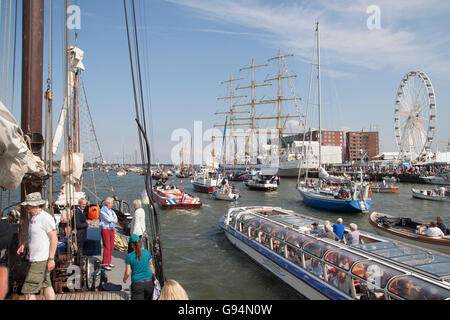 AMSTERDAM, THE NETHERLANDS, 20 AUGUST 2015 Menschen aus dem Boot aller Schiffe und Großseglern während der nautische Ereignis Sai genießen Stockfoto