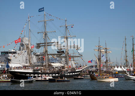 AMSTERDAM, Niederlande, Boote 20. August 2015 kleine Erholung mit Menschen Segeln entlang der sehr hohen shipsduring Stockfoto