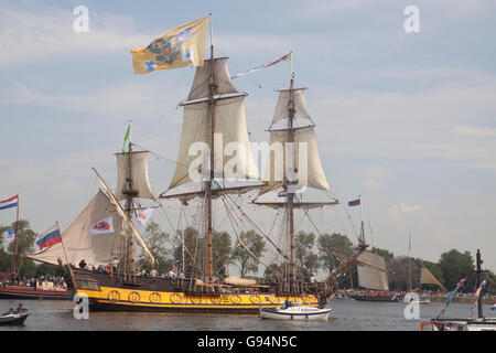 Hafen von Amsterdam, Noord-Holland, Niederlande - August 19.08.2015 Großsegler am Eingang aller Schiffe im Hafen von Amsterdam Segel Stockfoto