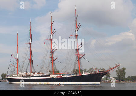 Hafen von Amsterdam, Noord-Holland, Niederlande - August 19.08.2015 Großsegler die Sedov segelt von IJmuiden nach Amsterdam Stockfoto