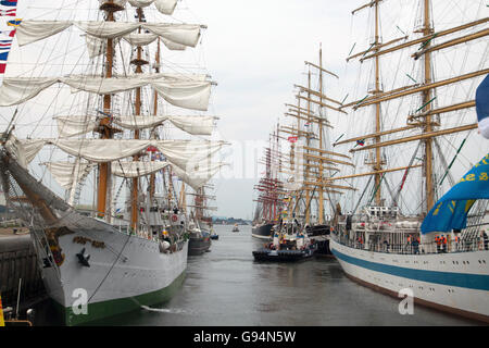 Hafen von IJmuiden, Niederlande - 23. August 2015 Großsegler in die Schlösser von IJmuiden nach Fünfjahres-Event-Segel Stockfoto