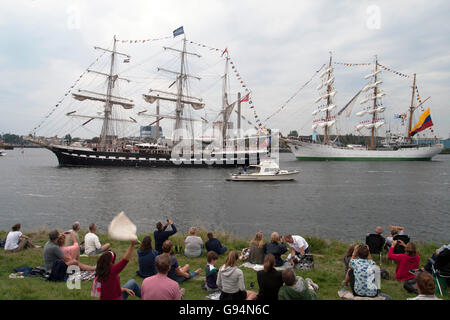 Niederlande - 23. August 2015 Besucher sehen die Großseglern Abfahrt nach vier Tagen die große nautische Ereignis 2015 Sail Stockfoto