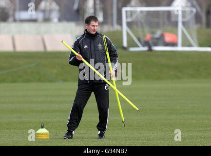 Glenn Roeder, Hausmeister von Newcastle United, während einer Trainingseinheit in Longbenton, Freitag, 10. Februar 2006. Newcastle United steht morgen in der Barclays Premiership gegen Aston Villa. DRÜCKEN SIE VERBANDSFOTO. Der Bildnachweis sollte lauten: Owen Humphreys/PA. Stockfoto