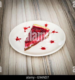 Stück des köstlichen Käsekuchen mit Erdbeeren auf dem Teller. Süße Speisen. Käse-Kuchen-Szene. Lebendigen Farben. Eine Portion. Stockfoto